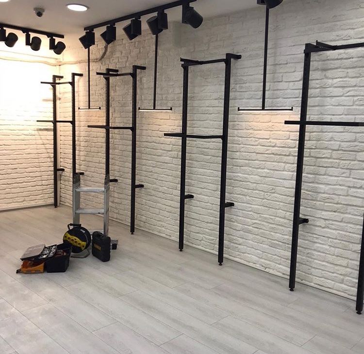 mẫu gi&aacute; treo quần &aacute;o shop thời trang đẹp