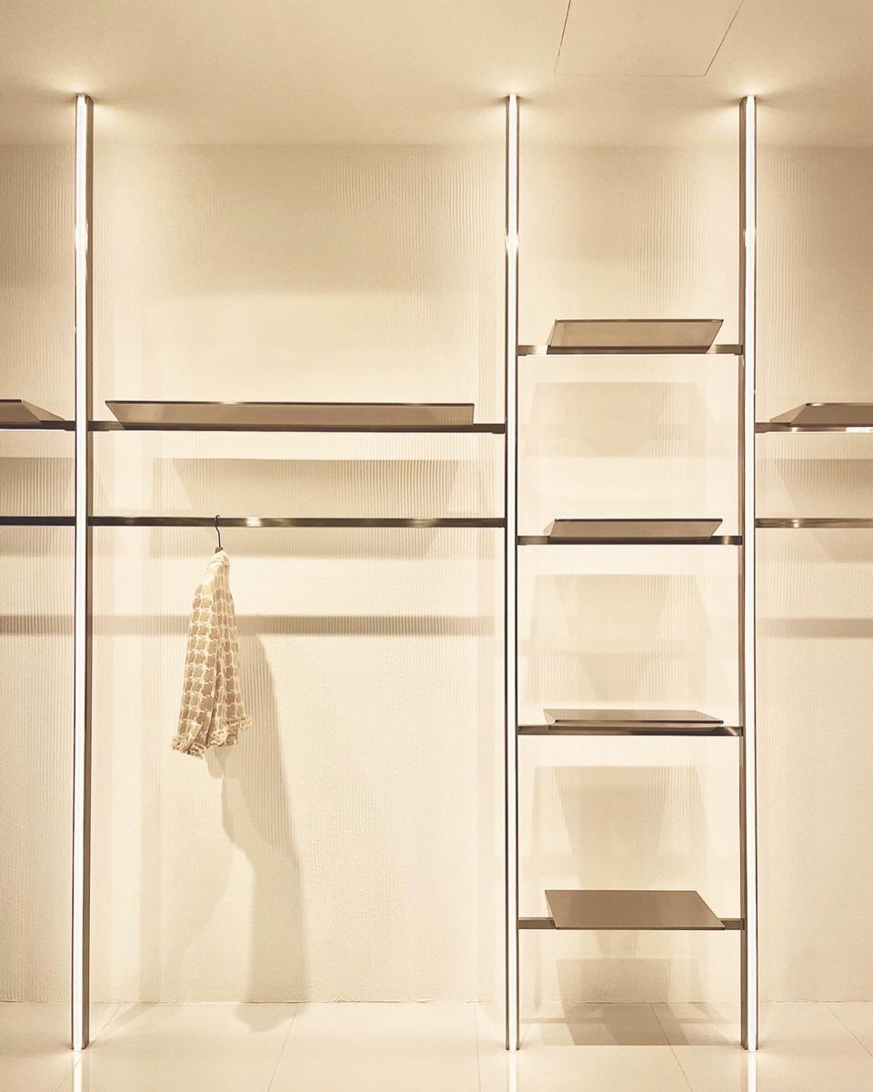mẫu gi&aacute; treo quần &aacute;o shop thời trang đẹp