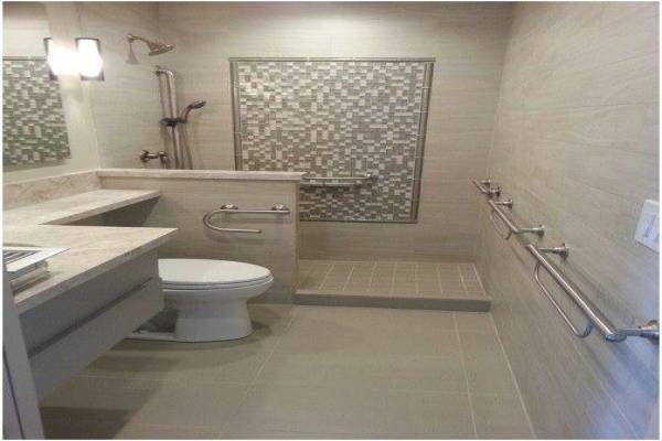 VÌ SAO NÊN LẮP TAY VỊN TOILET NGAY CẢ KHI CHƯA CÓ NGƯỜI CAO TUỔI TRONG NHÀ?