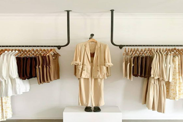 7 mẫu giá treo quần áo shop thời trang đẹp – Đẹp là bán được hàng!