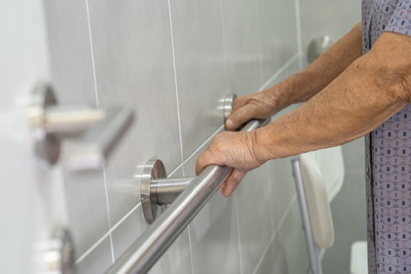 SO SÁNH CÁC LOẠI TAY VỊN TOILET: INOX 304, NHỰA, SẮT – LOẠI NÀO TỐT NHẤT?